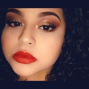 Meet your Posher, Alexia